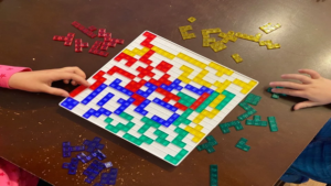 Cách chơi blokus như thế nào? Blokus là một trong những trò chơi kinh điển đang được rất nhiều bạn trẻ trên khắp thế giới yêu thích. Bất kỳ ai tiếp xúc lần đầu với tựa game này đều cảm thấy ấn tượng bởi những mảnh ghép quen thuộc trong trò chơi xếp gạch Tetris với 4 màu sắc khác nhau. Cùng PQ88 tìm hiểu thêm về tựa game hấp dẫn này ngay dưới đây nhé! 