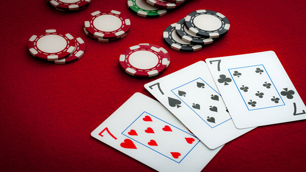 Steal Poker là hành động cố gắng tăng mức cược của đối thủ lên mức lớn nhất, khiến họ cạn vốn. Hành động này khiến bạn tăng cơ hội ở các vòng sau (đối thủ không đủ tiền theo cược) gọi là cách Rejam poker hiệu quả. Đồng thời chip trong POT cũng tăng, giúp giá trị ván bài lớn hơn rất nhiều. Hãy đến FUN88 sòng bài trực tuyến để biết thêm thông tin nhé .
